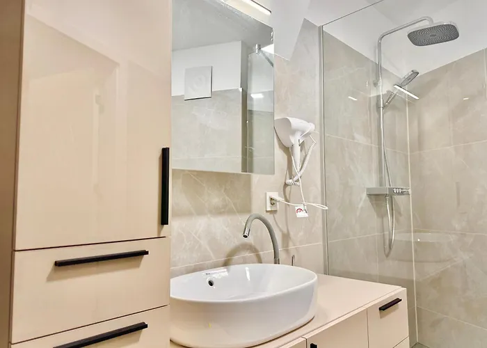 Luxury Stylish Apartment With Balcony & Free Parking Apartamento Viena