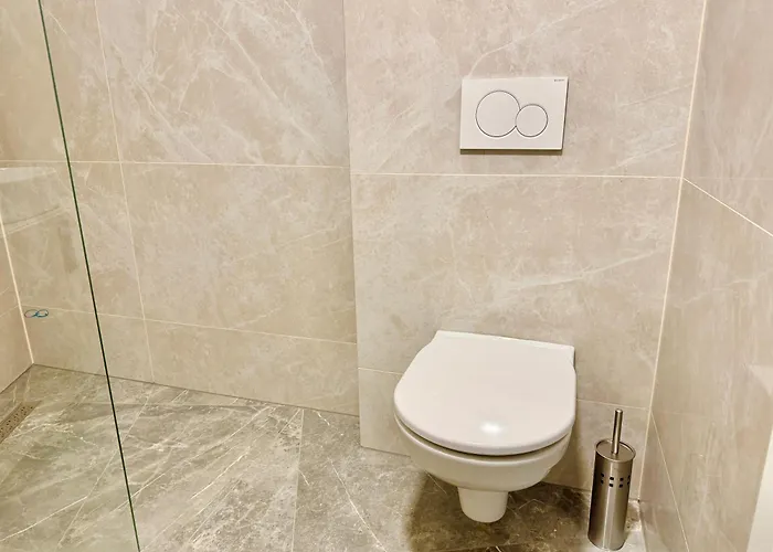 Luxury Stylish Apartment With Balcony & Free Parking