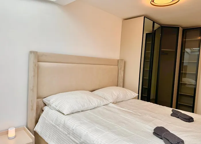 Luxury Stylish Apartment With Balcony & Free Parking *