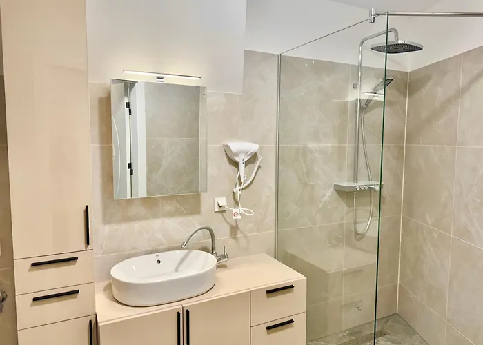 Luxury Stylish Apartment With Balcony & Free Parking Apartamento