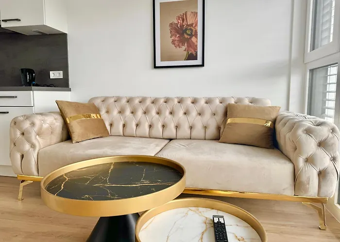 Luxury Stylish Apartment With Balcony & Free Parking Apartamento