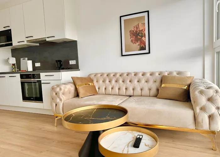 Luxury Stylish Apartment With Balcony & Free Parking