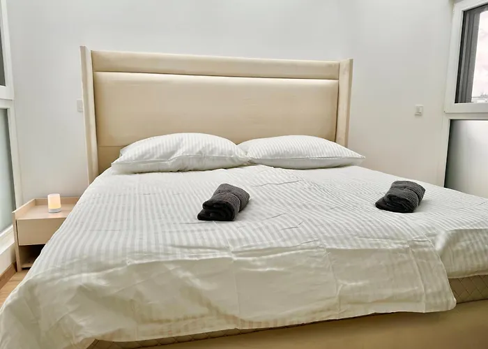 Luxury Stylish Apartment With Balcony & Free Parking *