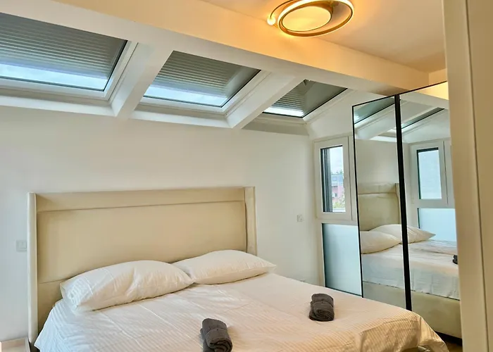 Luxury Stylish Apartment With Balcony & Free Parking Apartamento Viena