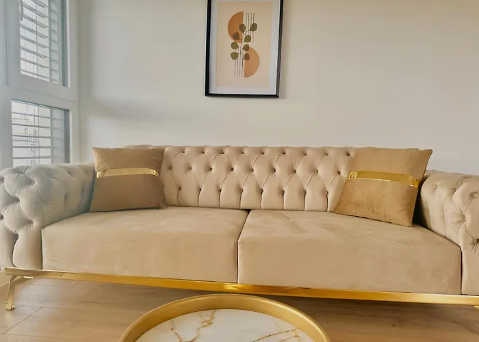 Luxury Stylish Apartment With Balcony & Free Parking