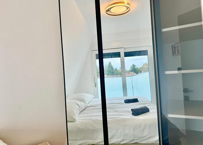 Luxury Stylish Apartment With Balcony & Free Parking *