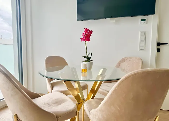 Luxury Stylish Apartment With Balcony & Free Parking