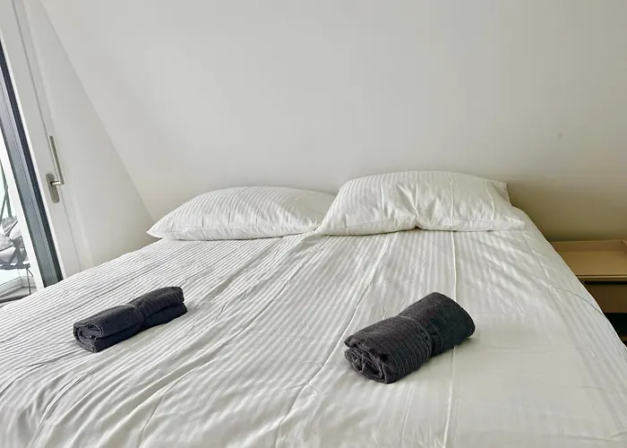 Luxury Stylish Apartment With Balcony & Free Parking Apartamento Viena