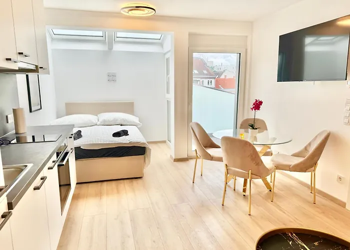 Luxury Stylish Apartment With Balcony & Free Parking