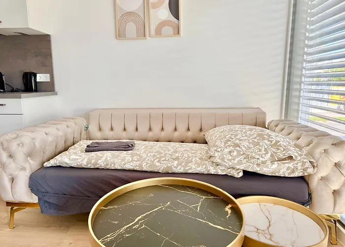 Luxury Stylish Apartment With Balcony & Free Parking